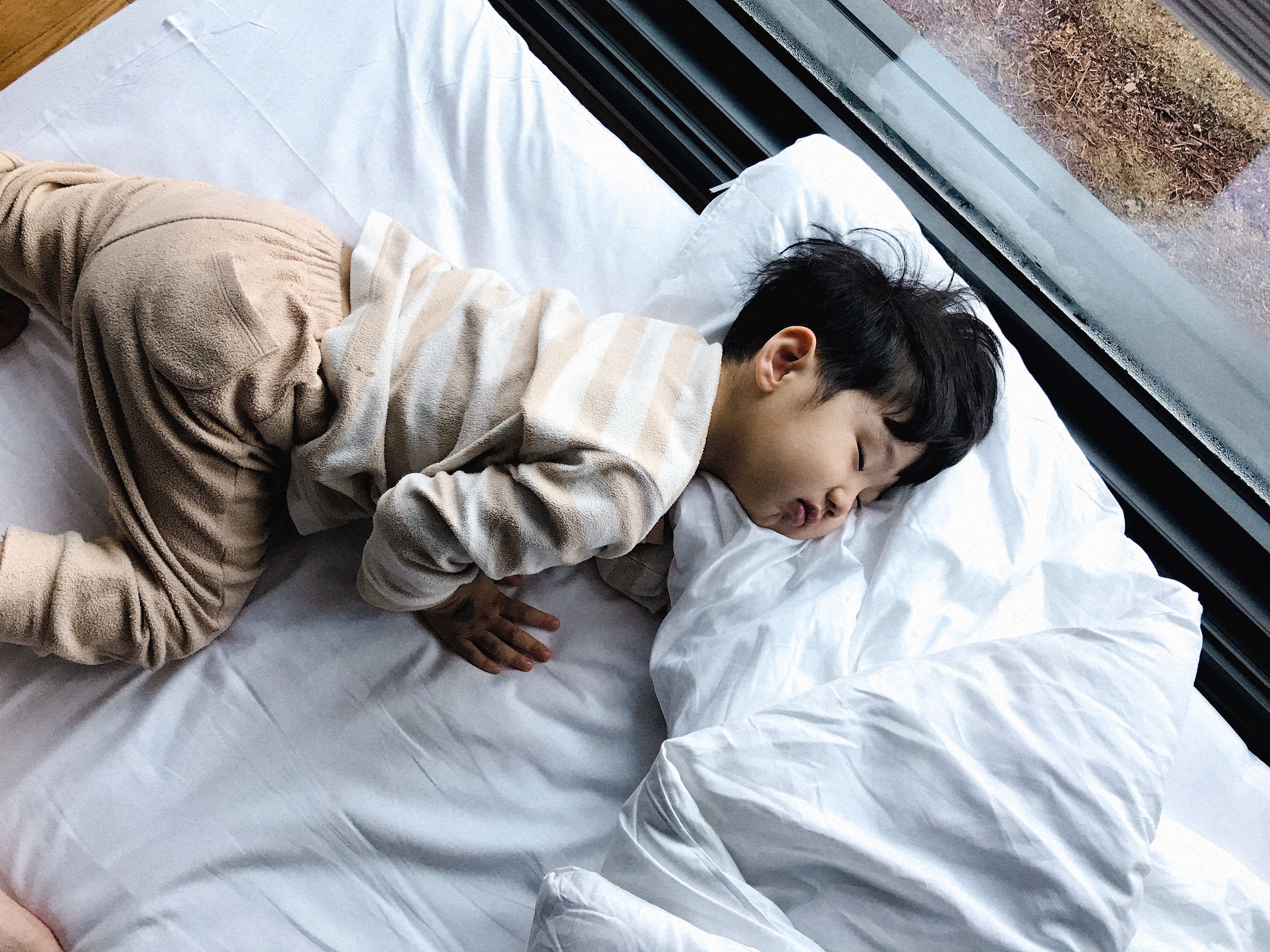 子どもの睡眠はカーテンで変わる?ぐっすり眠れる子ども部屋づくりのポイント